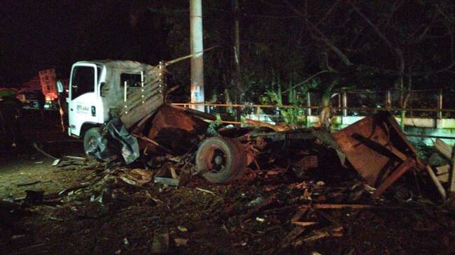 Desde un camión adecuado con una rampa fueron lanzados cilindros cargados con explosivos . Foto: Cortesía Sucesos Cauca