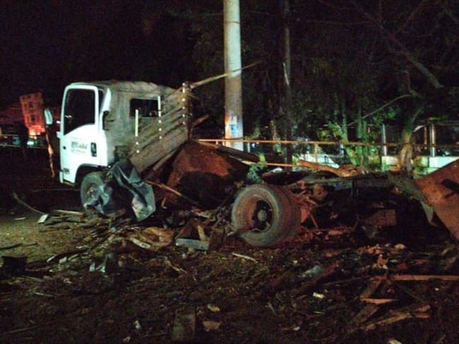 Desde un camión adecuado con una rampa fueron lanzados cilindros cargados con explosivos . Foto: Cortesía Sucesos Cauca