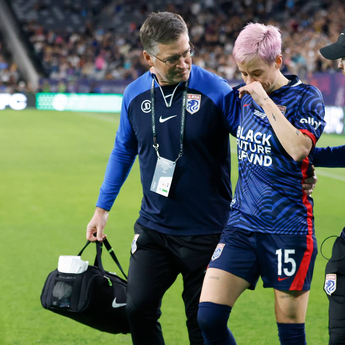 Megan Rapinoe se lesionó en el inicio del último partido de su carrera