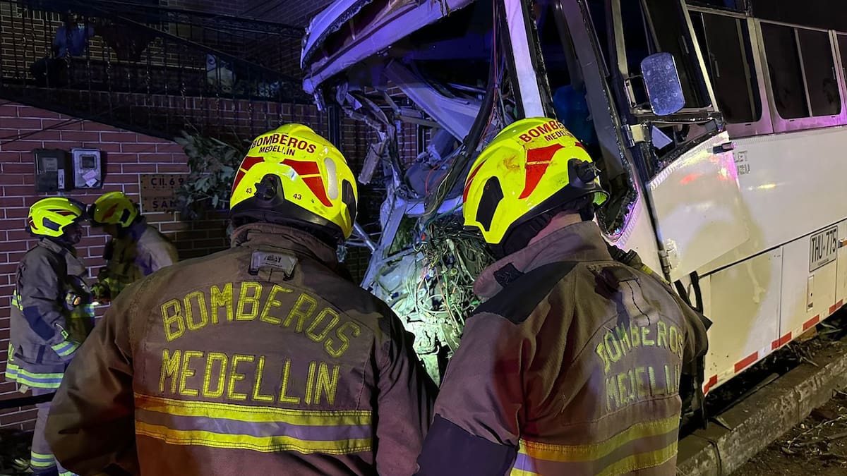 Accidente entre bus y varios vehículos dejó dos muertos y 16 heridos en Medellín