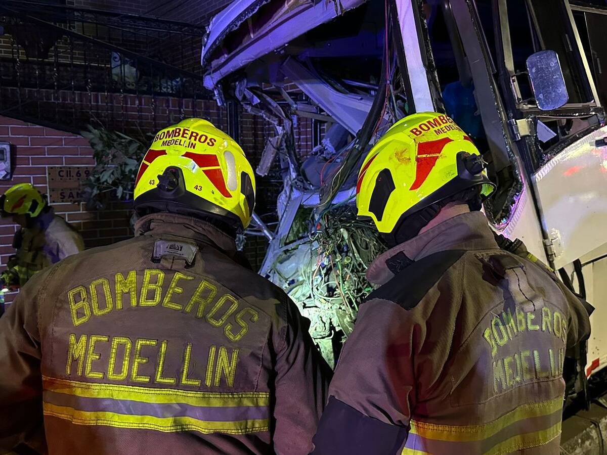 Accidente entre bus y varios vehículos dejó dos muertos y 16 heridos en Medellín