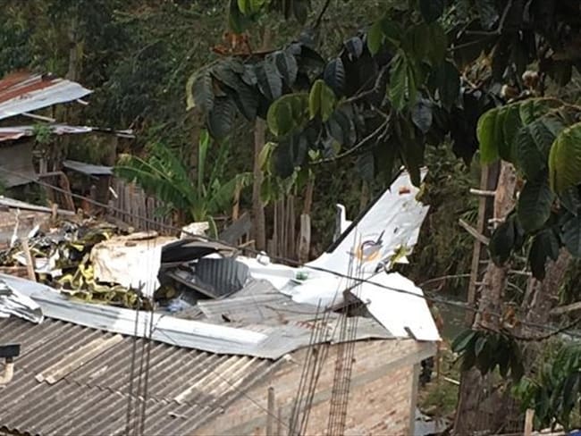 La emergencia se produjo en el barrio Junín, donde la aeronave cayó en una vivienda. Foto: Cortesía.