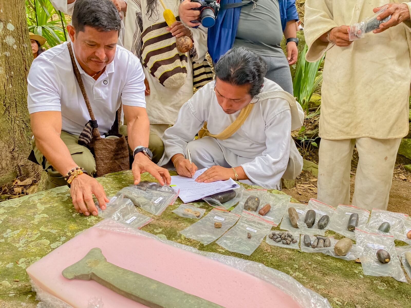 Universidad del Magdalena devuelve patrimonio arqueológico a pueblos indígenas de la Sierra Nevada/ Universidad del Magdalena.