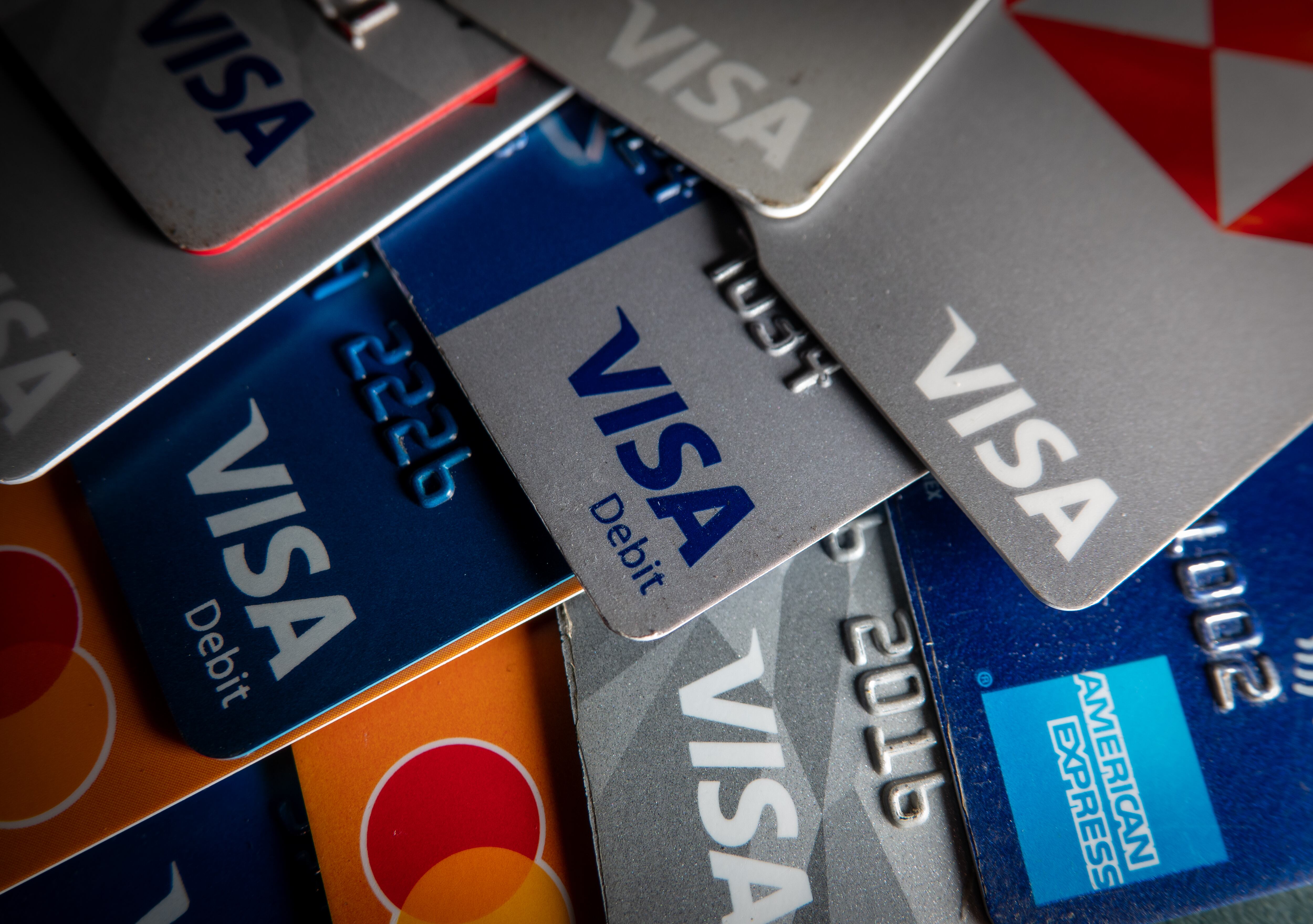 BATH, REINO UNIDO - 04 DE ENERO: En esta ilustración fotográfica se ven los logotipos de Visa, Mastercard y American Express en varias tarjetas de crédito y débito. Getty Images