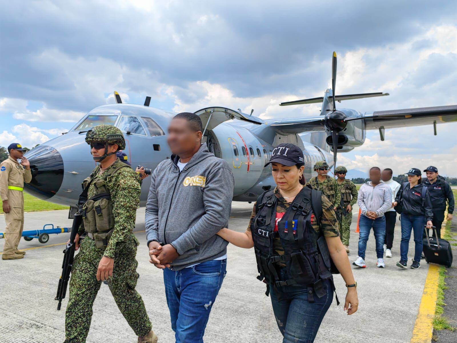 Los capturados ofrecían dinero a miembros de la fuerza pública por información sobre operaciones contra el narcotráfico. Foto: Armada Nacional.