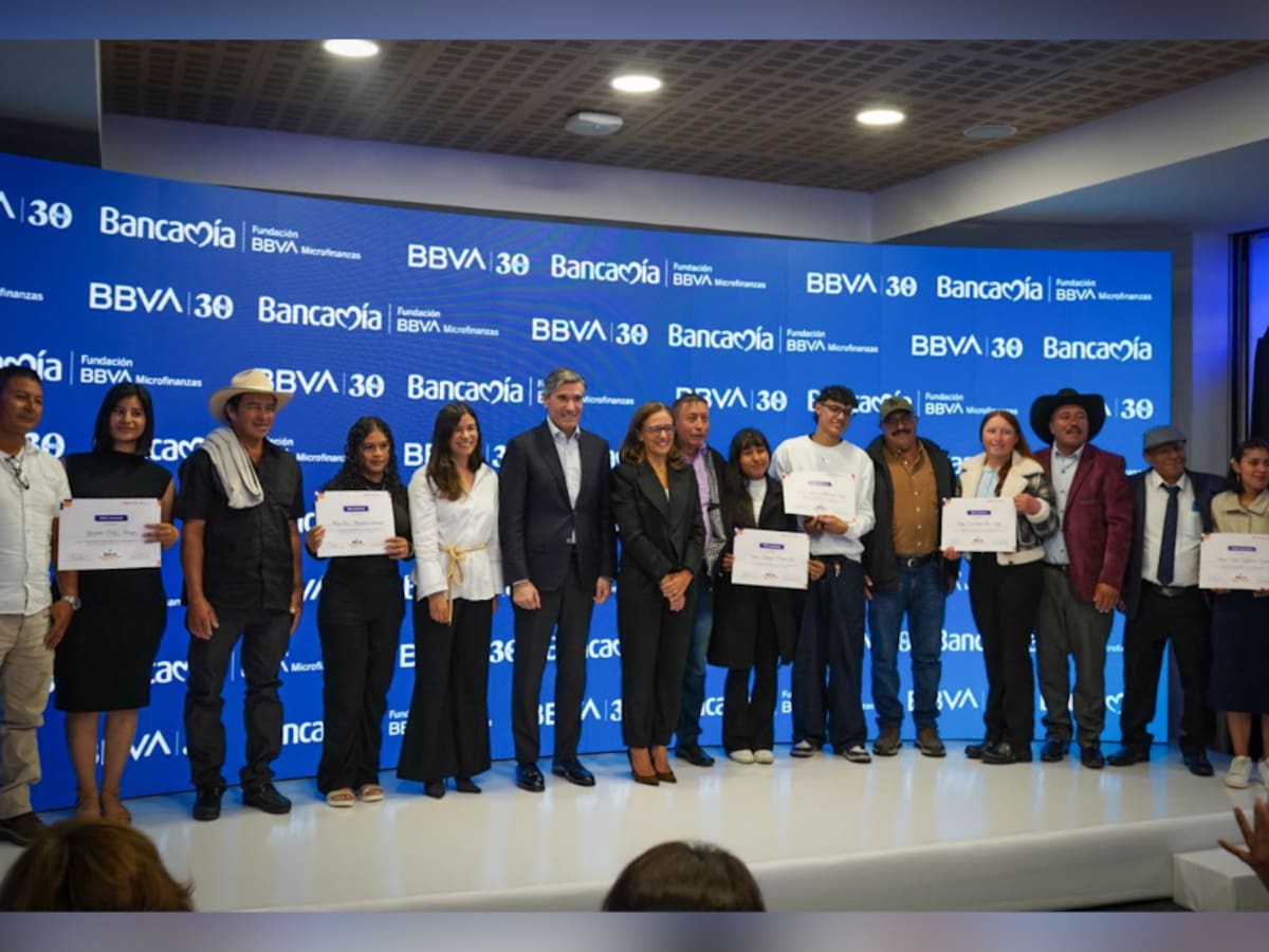 BBVA y Bancamía entregan becas universitarias a hijos de microempresarios en situación vulnerable