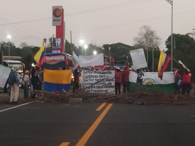 Protesta de campesinos del Atlántico en la Vía Cordialidad a la altura del municipio de Baranoa./ Foto: Suministrada