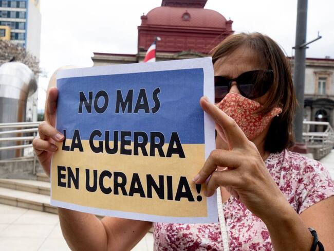 A Ukrainian citizen holds a sign reading No more war in Ukraine. (Photo by Ezequiel BECERRA / AFP) (Photo by EZEQUIEL BECERRA/AFP via Getty Images)