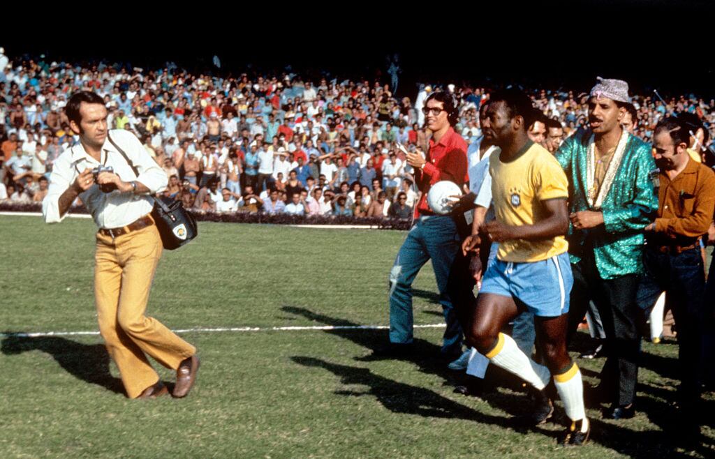 Pele of Brazil runs out surrounded by photographers  (Photo by Peter Robinson/EMPICS via Getty Images)
