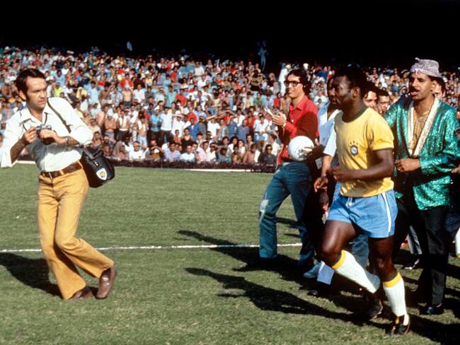 Pele of Brazil runs out surrounded by photographers (Photo by Peter Robinson/EMPICS via Getty Images)