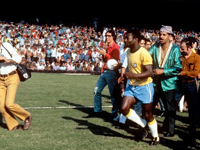 Pele of Brazil runs out surrounded by photographers  (Photo by Peter Robinson/EMPICS via Getty Images)