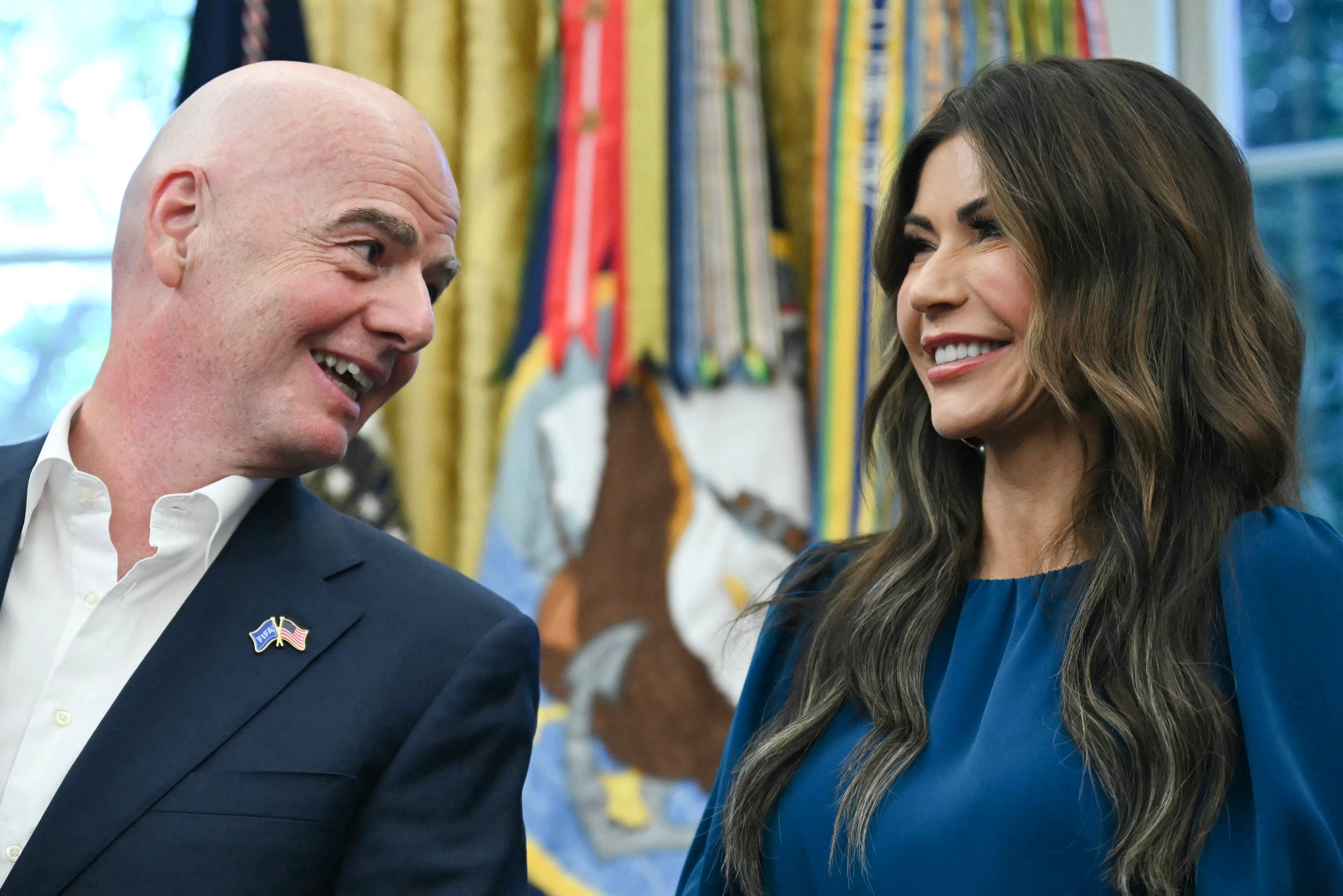 El presidente de la FIFA, Gianni Infantino, y la secretaria de Seguridad Nacional, Kristi Noem, en la Casa Blanca en Washington D. C., el 22 de agosto de 2025.  (Foto de ANDREW CABALLERO-REYNOLDS/AFP vía Getty Images)