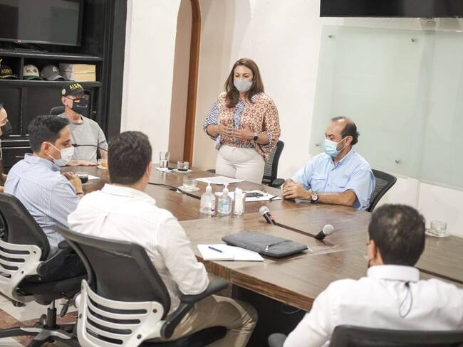 La superintendente Natasha Avendaño se reunió con el alcalde William Dau y los gerentes de la empresas Veolia y Pacaribe.