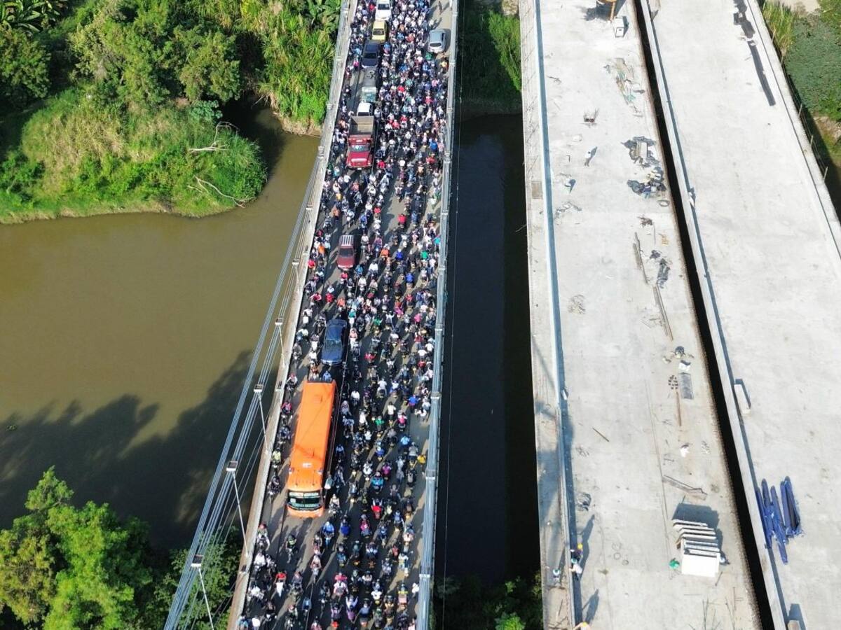 Camión varado causó monumental trancón en el puente de Juanchito