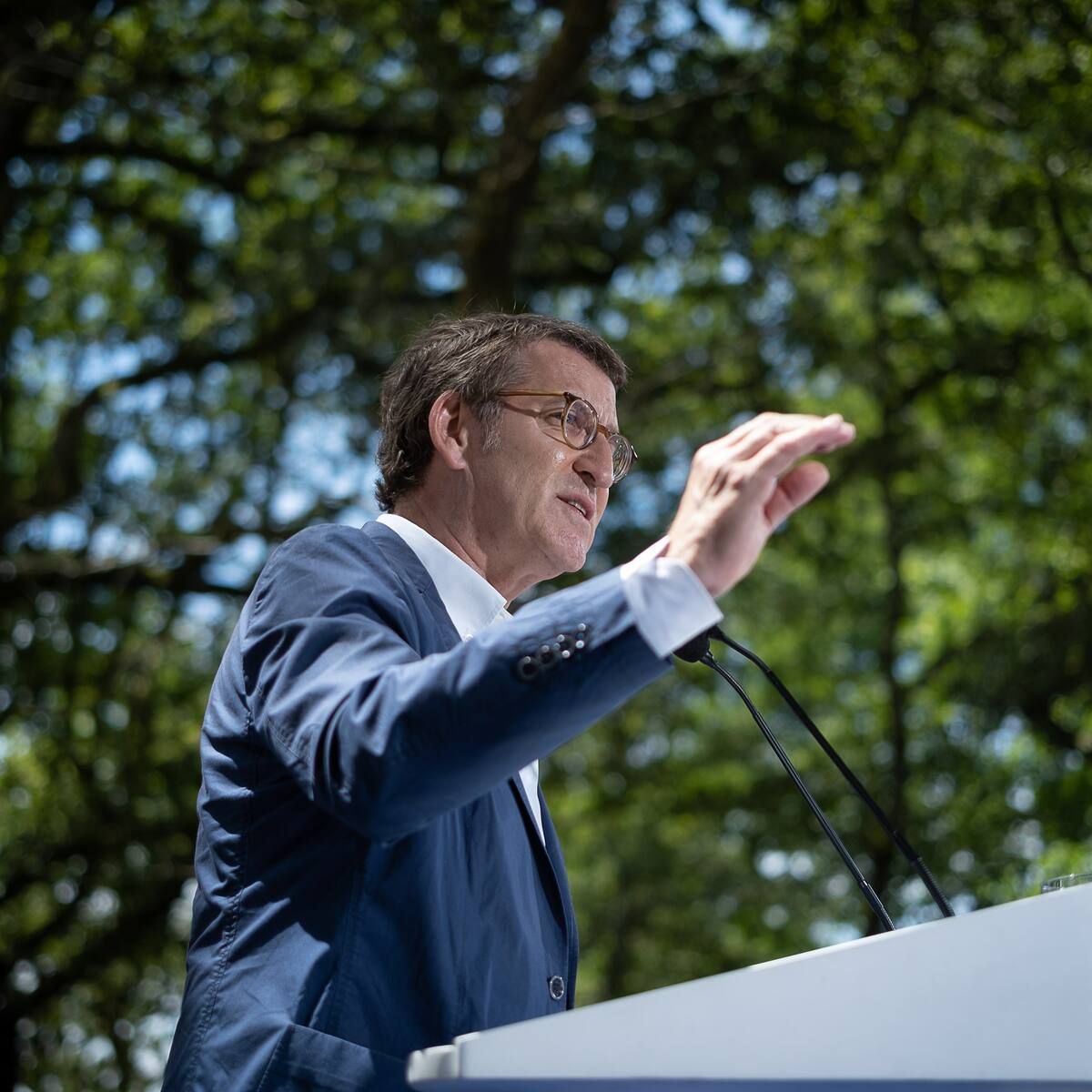 Alberto Núñez Feijóo, líder del PP en España, interesado en la política colombiana