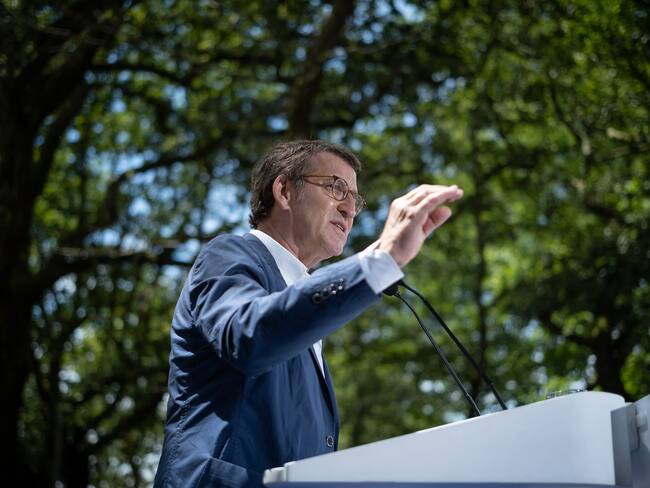 Alberto Núñez Feijóo, líder del PP en España, interesado en la política colombiana