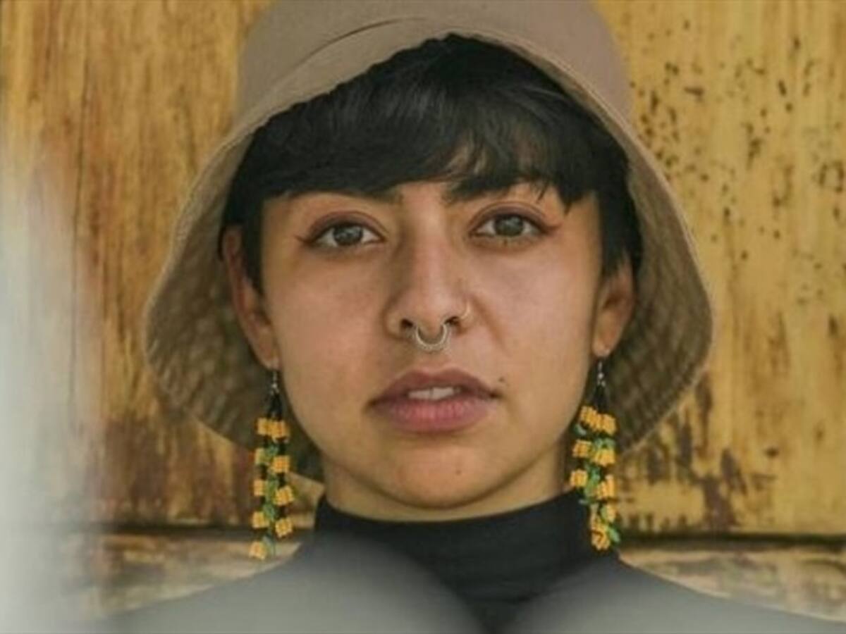 La Muchacha, una artista que canta y denuncia las problemáticas de Colombia
