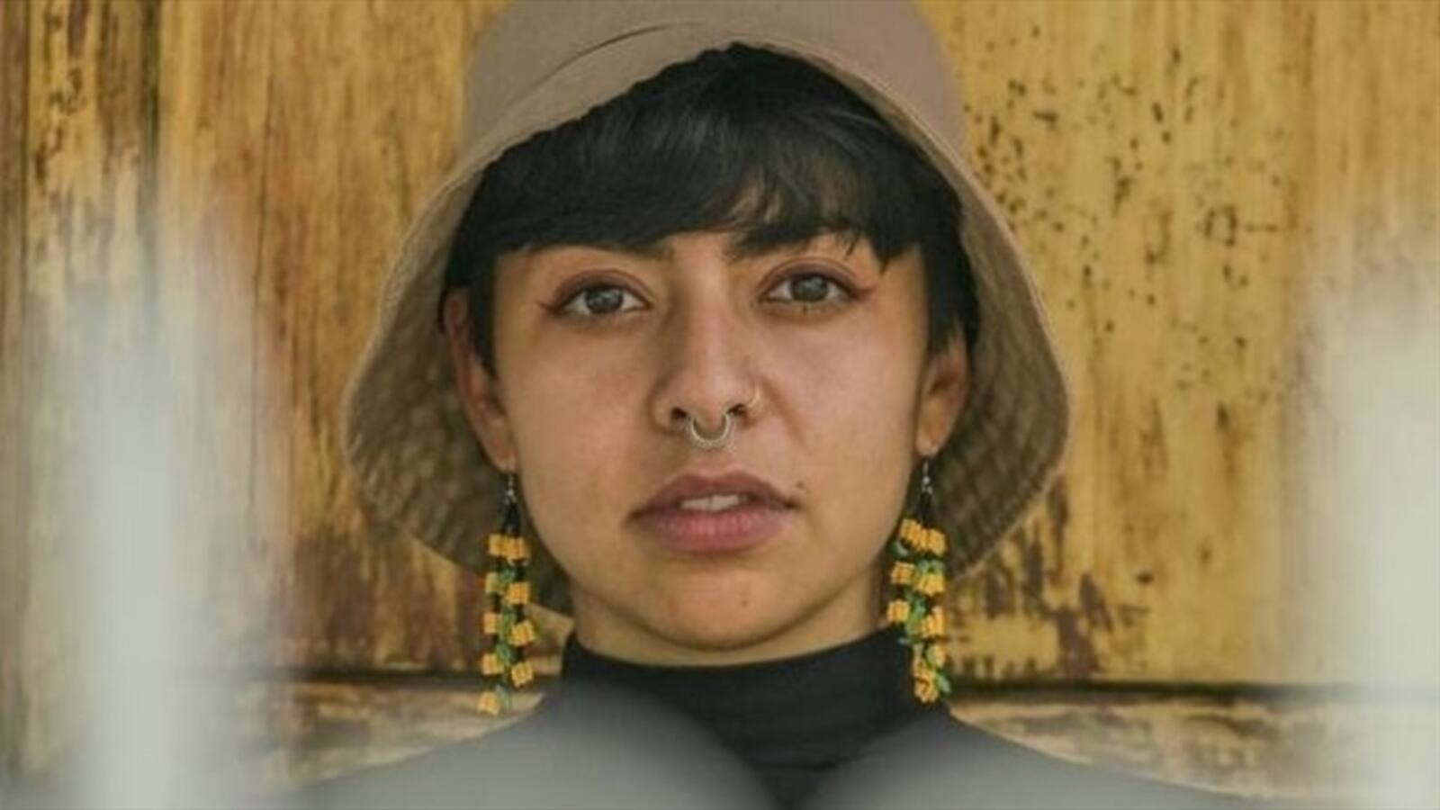 La Muchacha, una artista que canta y denuncia las problemáticas de Colombia