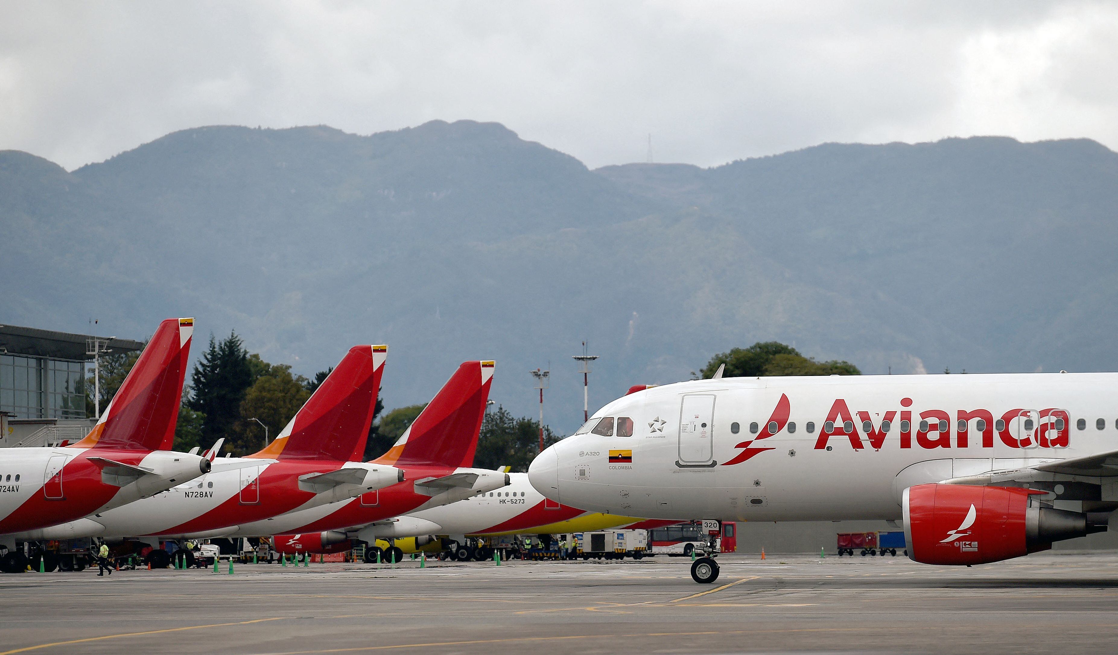 Un avión de Avianca rodando por la pista del Aeropuerto Internacional El Dorado en Bogotá, el 14 de mayo de 2022. Foto de DANIEL MUNOZ/AFP vía Getty Images.
