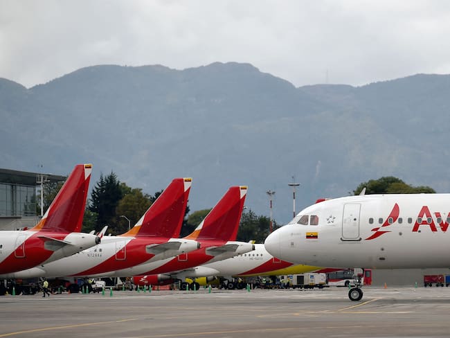 Un avión de Avianca rodando por la pista del Aeropuerto Internacional El Dorado en Bogotá, el 14 de mayo de 2022. Foto de DANIEL MUNOZ/AFP vía Getty Images.