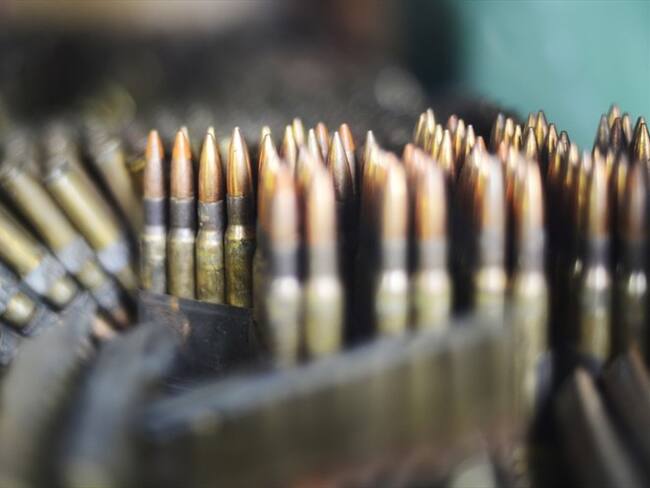En el depósito ilegal las tropas incautaron, seis fusiles, 1770 cartuchos calibre 5.56 milímetros, 891 cartuchos calibre 7.62 milímetros y 18 proveedores. Foto: Getty Images