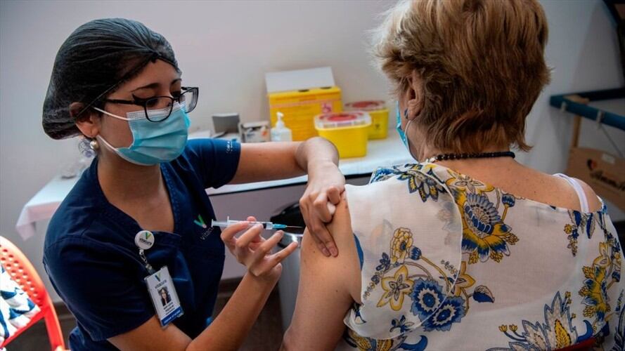 Chile se ha convertido en un modelo a seguir en el proceso de vacunación masiva contra el COVID-19. Foto: Getty Images / MARTIN BERNETTI