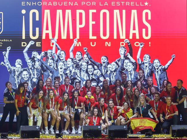 La selección española femenina de fútbol, campeona del Mundo, durante la celebración con la afición en la explanada Puente del Rey, en Madrid Río. EFE/Rodrigo Jiménez