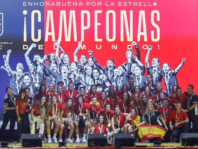 MADRID, 21/08/2023.- La selección española femenina de fútbol, nueva campeona del Mundo, durante la celebración con la afición en la explanada Puente del Rey, en Madrid Río. EFE/Rodrigo Jiménez