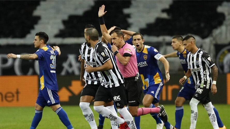 Revisión del VAR en partido entre Boca Juniors y Atlético Mineiro por Copa Libertadores. Foto: Bruna Prado-Pool/Getty Images