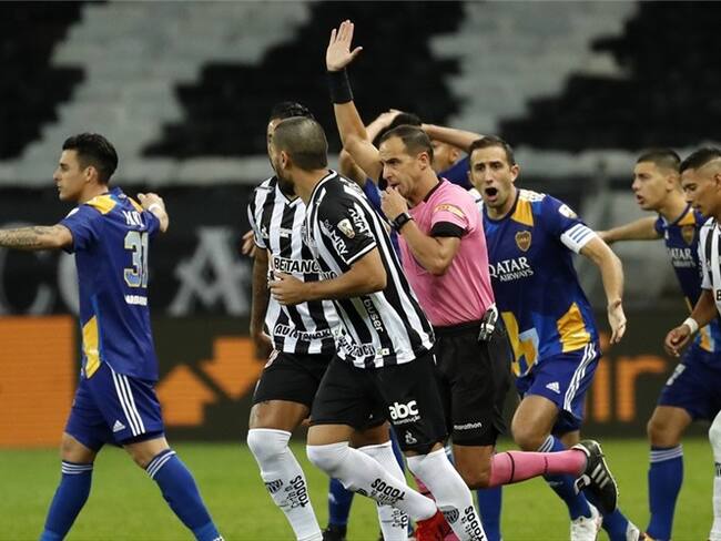 Revisión del VAR en partido entre Boca Juniors y Atlético Mineiro por Copa Libertadores. Foto: Bruna Prado-Pool/Getty Images