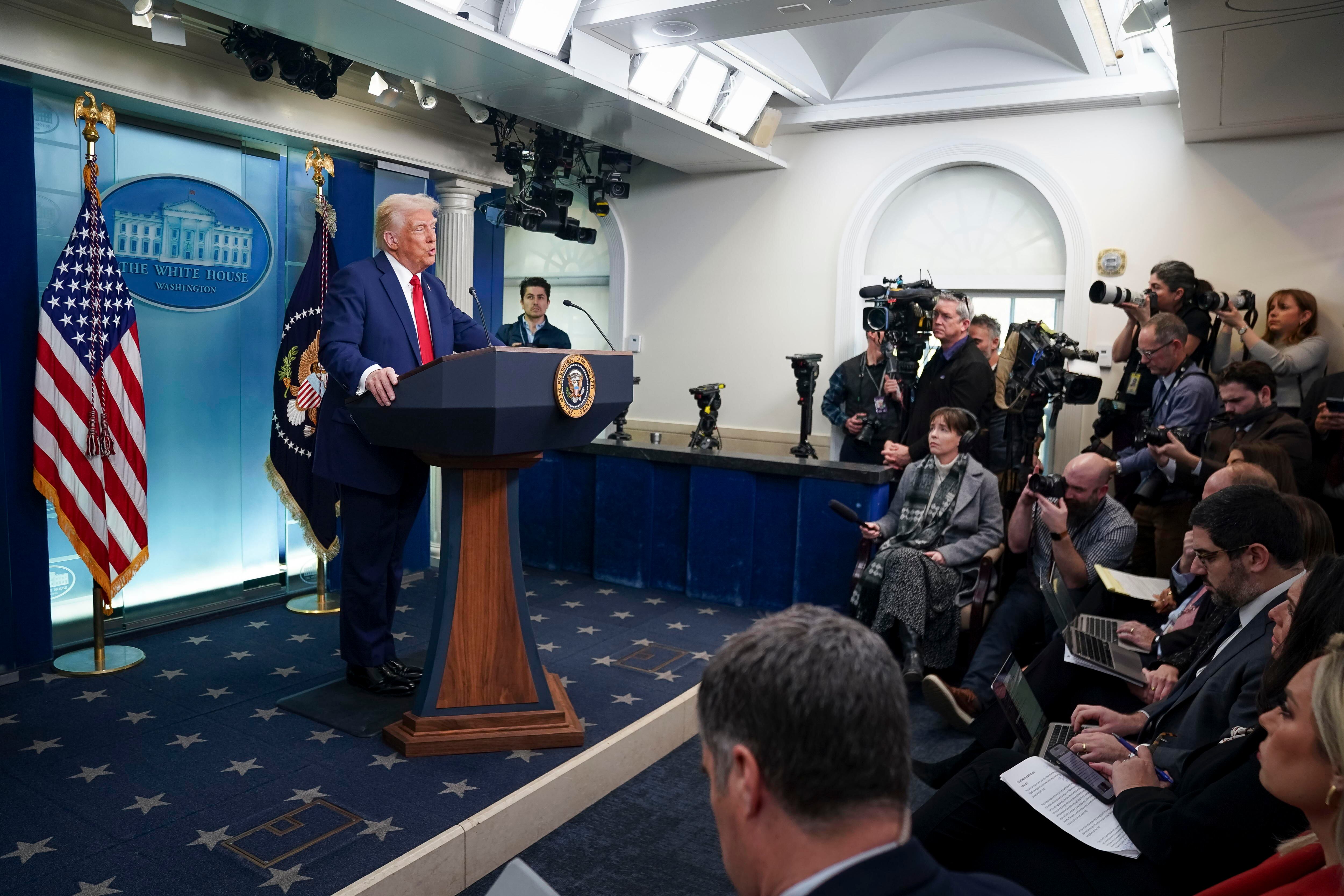 Donald Trump en conferencia de prensa sobre el fatal accidente aéreo. FOTO: EFE/EPA/WILL OLIVER