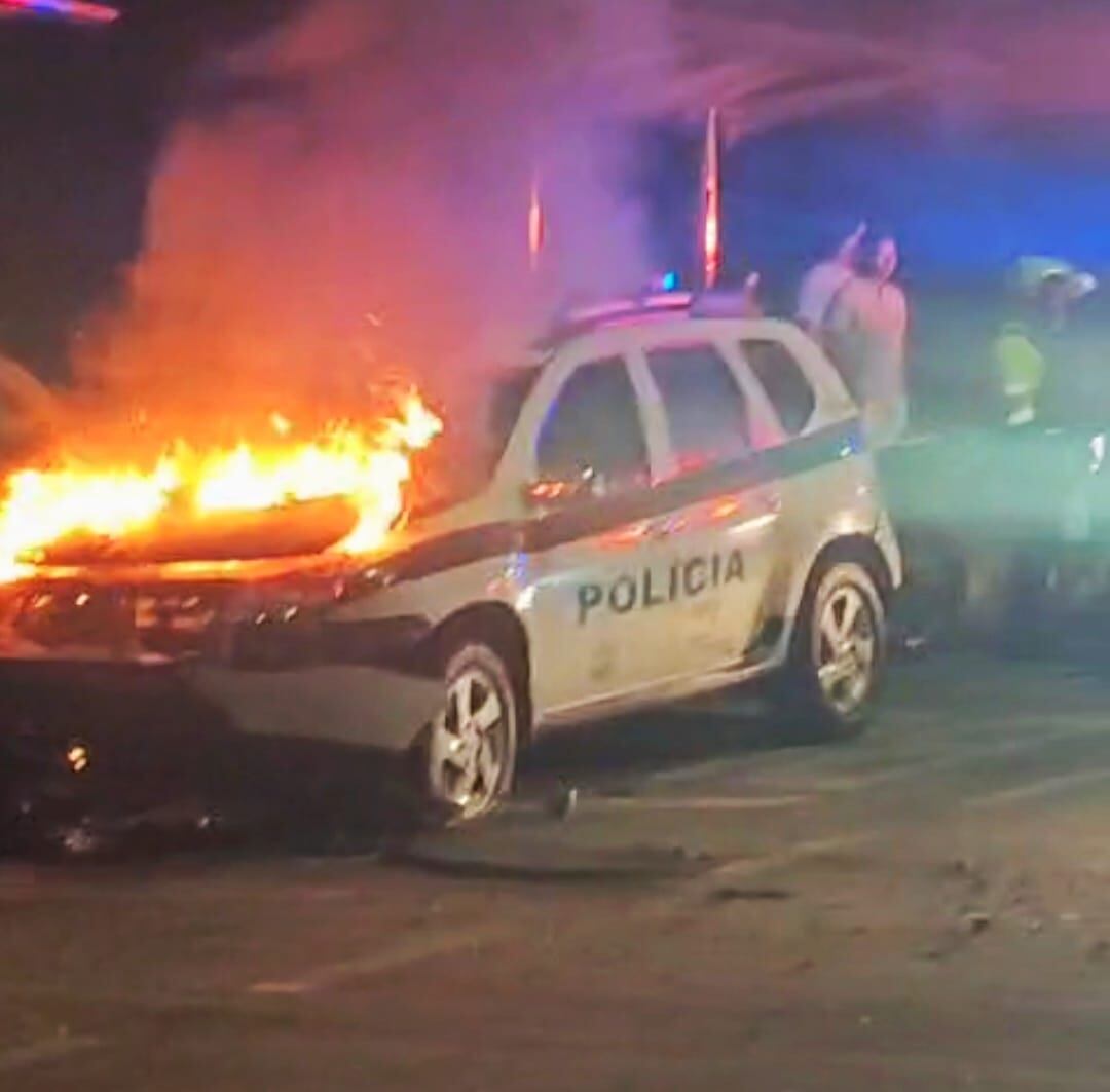 El vehículo policial resultó incinerado. Crédito: Policía Nacional.
