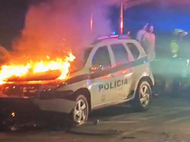 El vehículo policial resultó incinerado. Crédito: Policía Nacional.