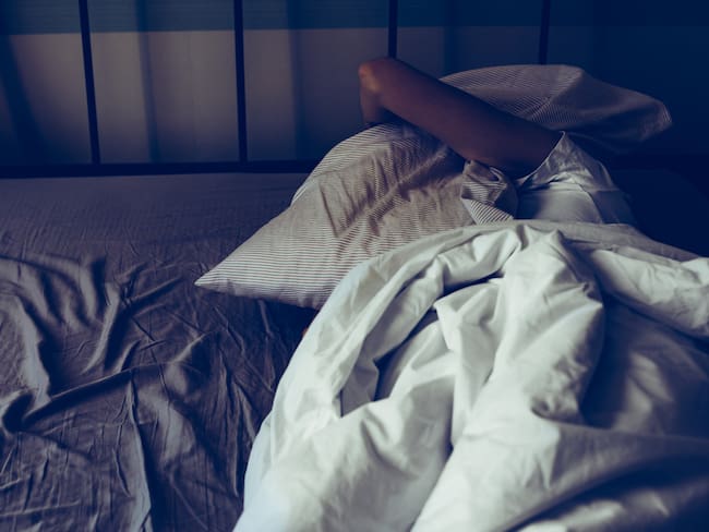 Mujer alquila la mitad de su cama a extraños y gana millones de dólares