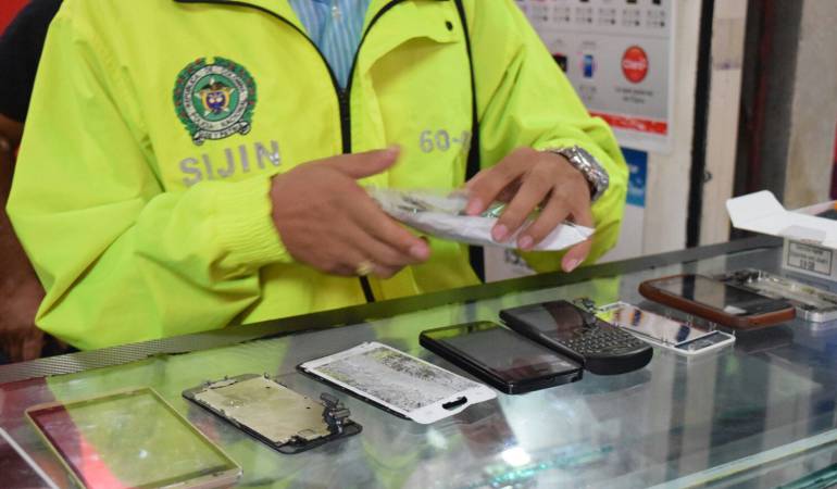 Policía incauta celulares robados. Oficial Policía Nacional