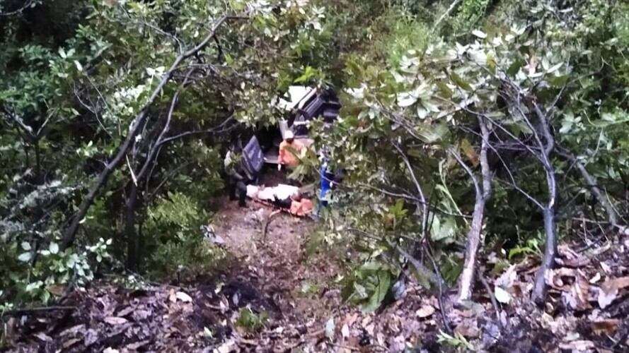 El vehículo cayó a un abismo de 10 metros. . Foto: Deboy