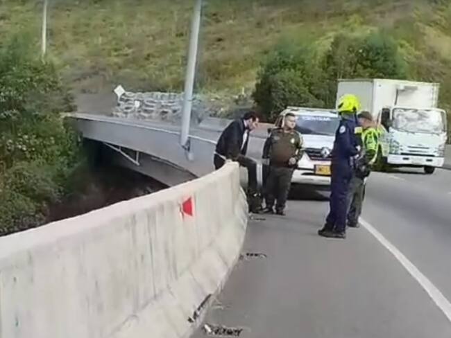 Policía evitó suicidio en la vía Pamplona - Cúcuta / Foto: Vídeo DENOR