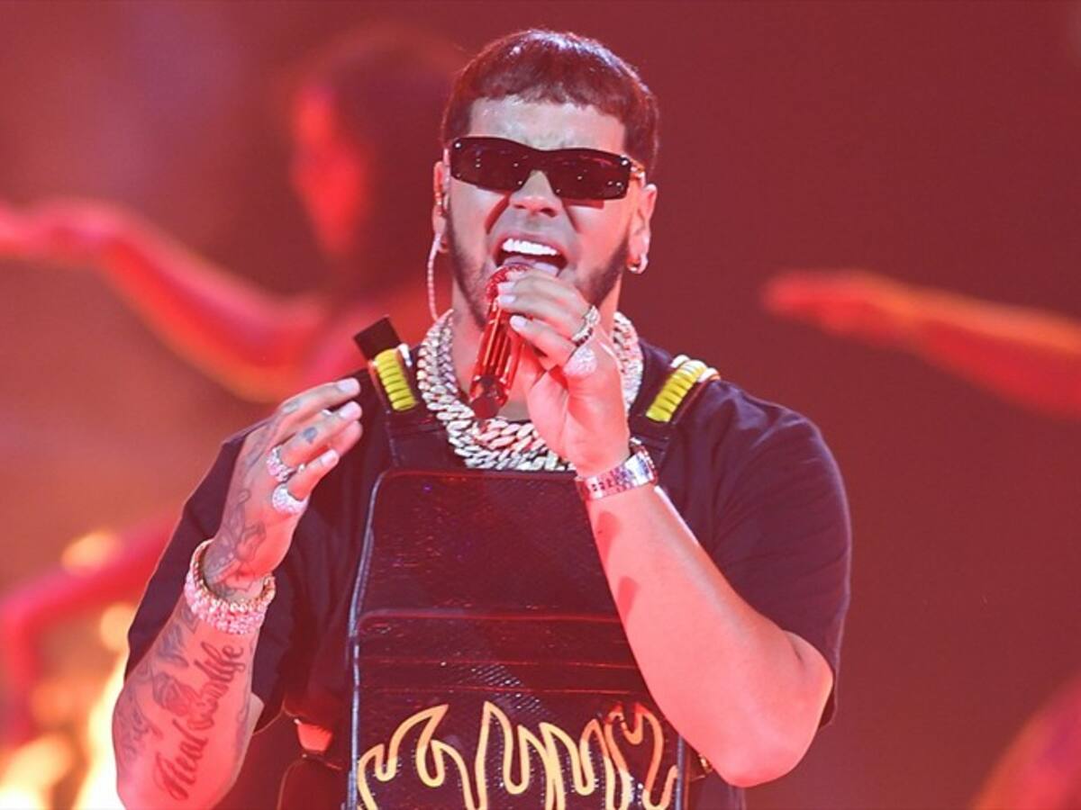 Así reaccionó Anuel AA cuando fanático intentó quitarle su reloj en pleno concierto