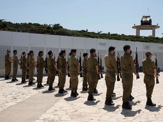 Soldados israelíes permanecen firmes durante los ensayos para el Día del Recuerdo. Foto: Agencia EFE
