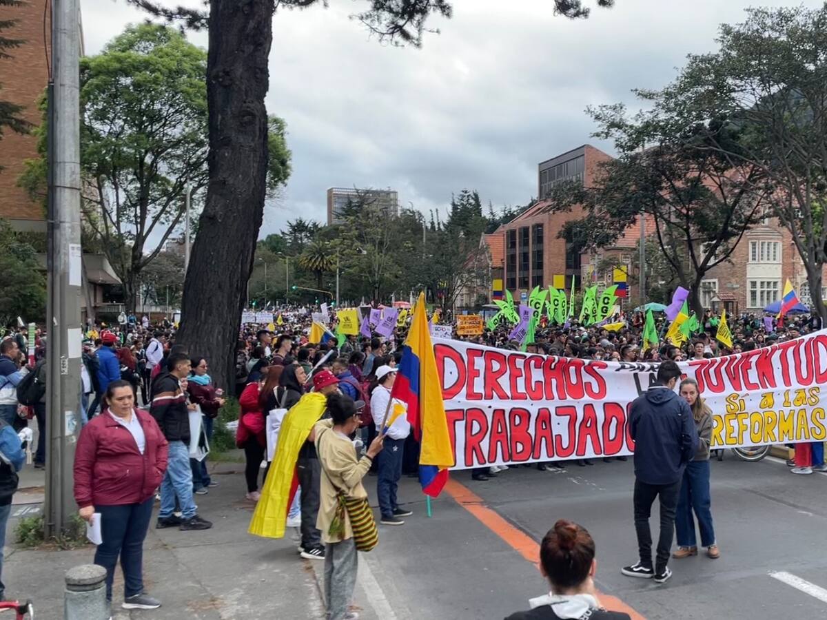 Sindicatos se movilizan en Bogotá en apoyo al presidente Gustavo Petro