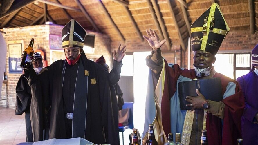 En la iglesia Gabola de Sudáfrica los parroquianos pueden beber durante la misa. . Foto: WIKUS DE WET / AFP