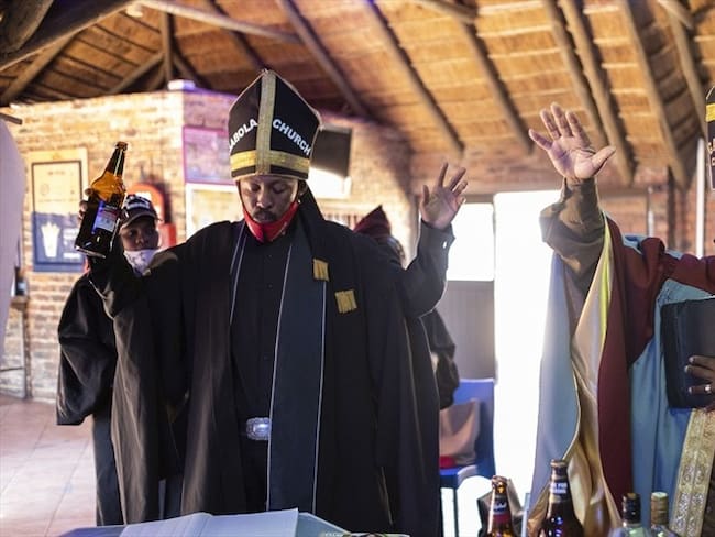 En la iglesia Gabola de Sudáfrica los parroquianos pueden beber durante la misa. . Foto: WIKUS DE WET / AFP