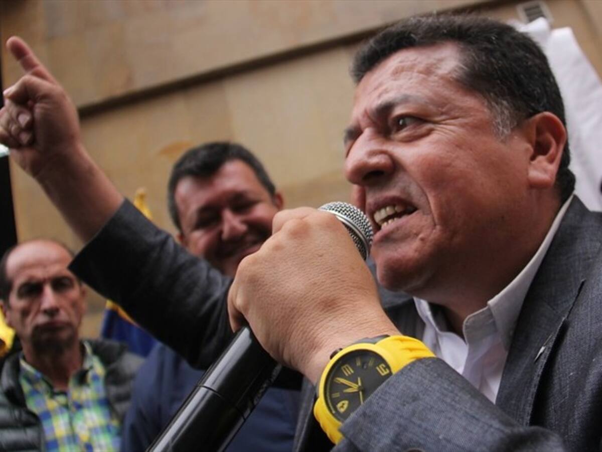 Al Oído: Hugo Ospina actúa como delincuente, ¡ningún líder de taxistas!