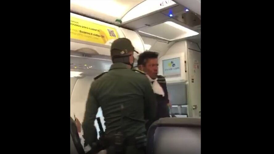 Una persona, al parecer en estado de embriaguez, es bajado de un avión de Viva Air tras supuestamente haberse colado en dicho vuelo. Foto: Captura de video