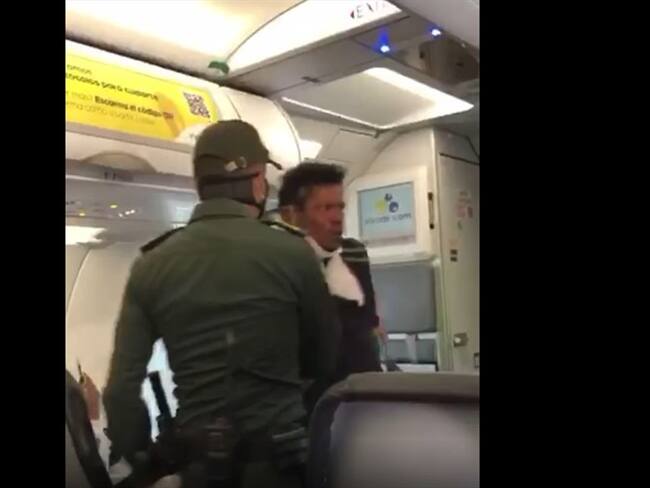 Una persona, al parecer en estado de embriaguez, es bajado de un avión de Viva Air tras supuestamente haberse colado en dicho vuelo. Foto: Captura de video
