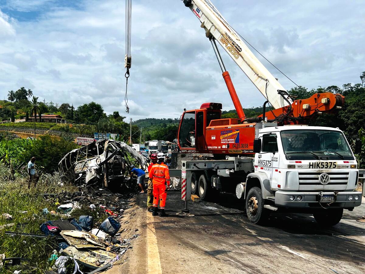 Accidente múltiple de vehículos dejó la muerte de 37 personas en Brasil