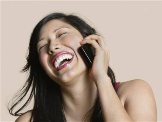 La mano con la que sostienes el celular al hablar puede influir en la recepción de la señal, dicen algunos especialistas. Foto: THINKSTOCK