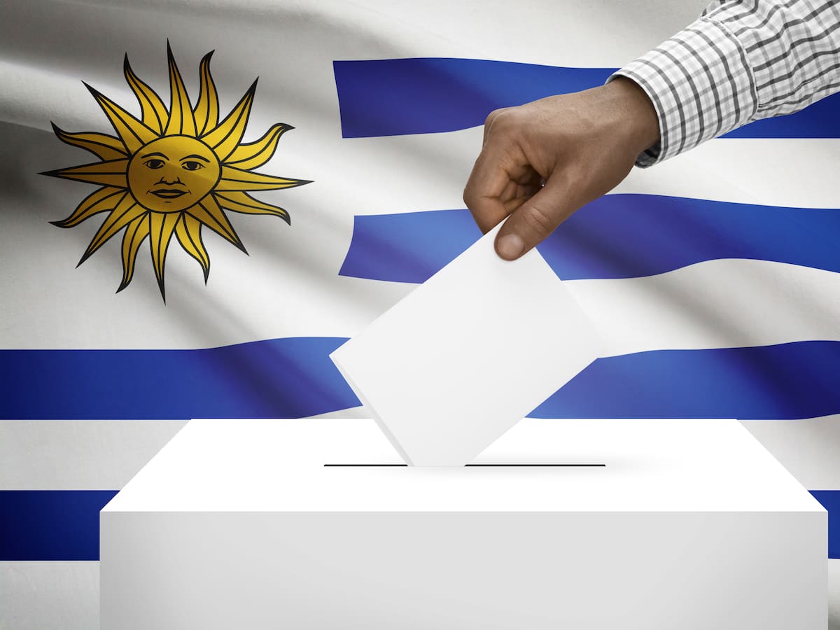 Plebiscito uruguayo no aprueba reforma de la seguridad social ni allanamientos nocturnos