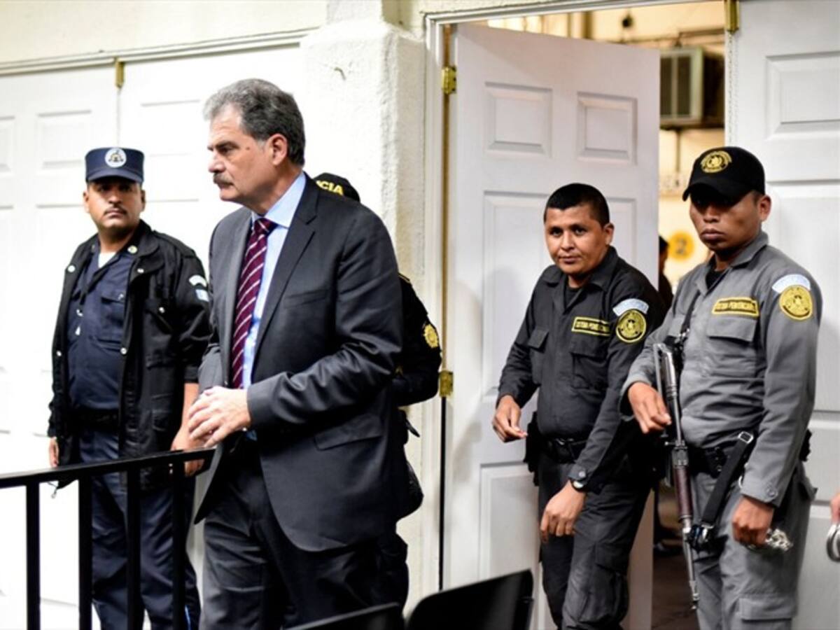 Procesan por fraude al expresidente de Guatemala Colom y a su Gabinete