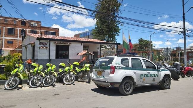 Los policías explican lo ocurrido y lo que se hizo para atender la emergencia que dejó ocho muertos. . Foto: Colprensa